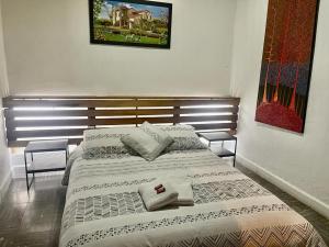 - une chambre avec 2 lits et une photo sur le mur dans l'établissement Hostel Once Once, à Villa de Leyva