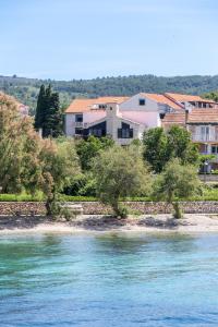 vista su un fiume con edifici sullo sfondo di Apartments by the sea Mirca, Brac - 732 a Mirce