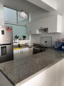 A kitchen or kitchenette at Departamento en Punta Hermosa con vista al Mar