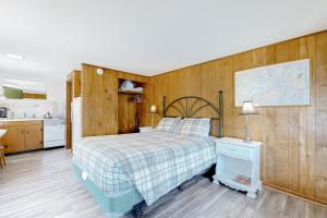 Postel nebo postele na pokoji v ubytování King Birch Lake Home, Unit 10