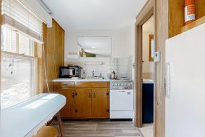 Kuchyň nebo kuchyňský kout v ubytování King Birch Lake Home, Unit 10