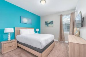 una camera con letto e parete blu di Luxury 6 BR 6 Bath @Encore Resort Pool Spa Grill. a Orlando
