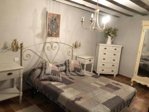 1 dormitorio con cama, tocador y espejo en PUENTECUERVO en Pancorbo