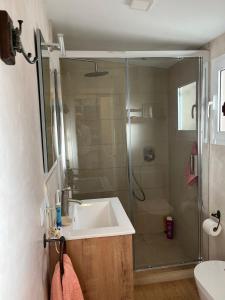 ein Badezimmer mit Dusche und Waschbecken und Dusche in der Unterkunft Chalet Ciudad Ducal con piscina y jardin in El Puerto de Santa María