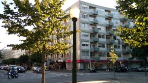 uma luz de rua em frente a um edifício em DISCOVER PORTO - Boavista 2 em Porto