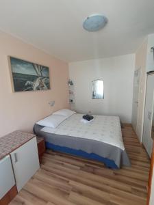 Postel nebo postele na pokoji v ubytování Rooms with a parking space Baska, Krk - 21617