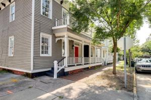 una casa bianca con portico e porta rossa di Historic Savannah Home with Outdoor Grill, Patio a Savannah
