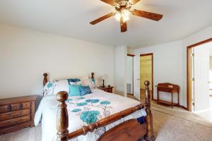 Un pat sau paturi într-o cameră la Secluded Ranch