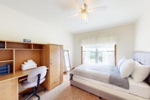 Un pat sau paturi într-o cameră la Secluded Ranch
