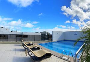 a swimming pool on the roof of a building at Apto Facilties 250m Praia Ponta Verde Luxo in Maceió