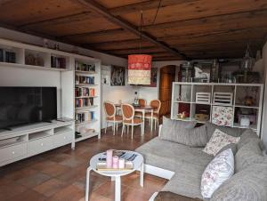 Herzstuecke-Ferienwohnung في Ingenried: غرفة معيشة مع أريكة وطاولة