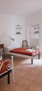 een slaapkamer met 2 bedden en 2 stoelen bij Casa Lale in Corchiano