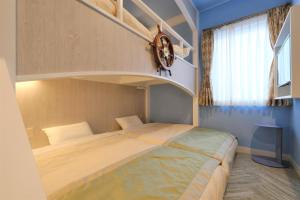 Un pat sau paturi într-o cameră la Four Stories Hotel Maihama Tokyo Bay