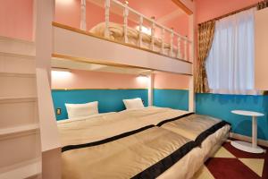 1 dormitorio con litera y escalera en Four Stories Hotel Maihama Tokyo Bay, en Urayasu