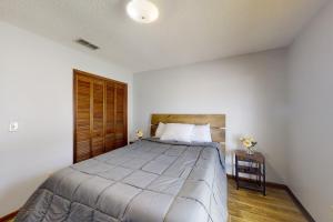 een slaapkamer met een groot bed en een houten deur bij Tobin Hideaway in Orange Park