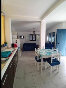 a kitchen and living room with a table and chairs at Villa Sunshine in Triscina