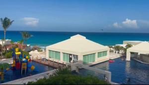 um resort com parque aquático com parque infantil em Villa de las Tortugas em Cancún