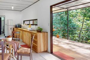 een keuken met een glazen schuifdeur naar een terras bij Aqua Tarrazu in Santa Cruz