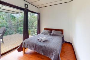 een slaapkamer met een bed met een knuffeldier erop bij Aqua Tarrazu in Santa Cruz