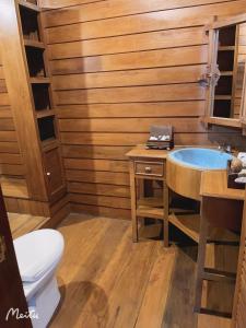 ein Bad mit einem WC und einem Waschbecken in der Unterkunft Lantana House in Ban Pa Muang