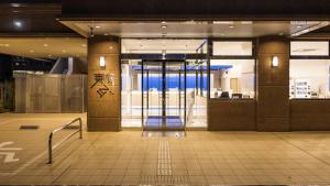 戶田市的住宿－Toyoko Inn Kita-toda-eki Higashi-guchi，大楼入口,设有开放式门