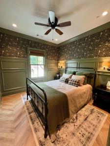 Cama ou camas em um quarto em New Construction Cottage in Downtown Savannah Arts District