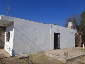 un bâtiment blanc avec une porte sur son côté dans l'établissement La Termenia, à Termas de Río Hondo