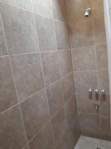 prysznic z dużą kabiną prysznicową wyłożoną kafelkami w obiekcie La Termenia w mieście Termas de Río Hondo