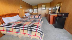 Una pequeña habitación con dos camas y una cocina. en Country Inn - Licking, en Licking 18 fotos más