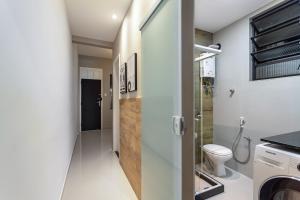 uma casa de banho com um WC e uma porta de vidro em Atlântica Palace Vista Mar no Rio de Janeiro