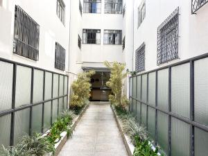 um pátio interno de um edifício com plantas em Apartamento em Belo Horizonte em Belo Horizonte