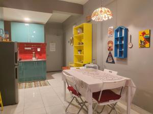 a kitchen with a white table and chairs in a room at De Cozy Corner 2 Suria Rafflesia Setia Alam in Shah Alam