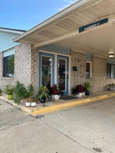 un bâtiment avec des plantes en pot devant lui dans l'établissement Executive Inn, à Mountain Home