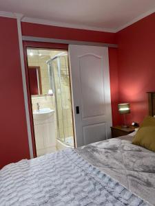sypialnia z łóżkiem oraz łazienka z umywalką w obiekcie Alojamiento Los Nogales w mieście Santa Cruz