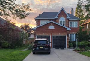 um carro estacionado em frente a uma casa em Lake-walk 3 Bed 2 Bath Apartment em Hamilton