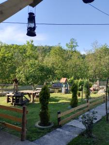 parco con recinzione in legno e tavolo da picnic di VILA BOJANA a Inovo