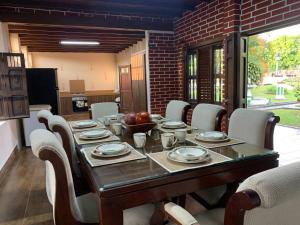 GinebraHermosa y tranquila finca con piscina的相册照片