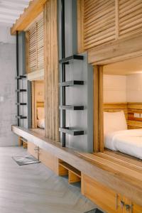ゼネラル・ルナにあるHappiness Hostel Siargaoの二段ベッドと木製キャビネットが備わる客室です。