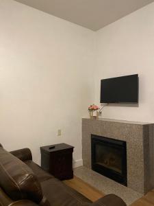 Televiisor ja/või meelelahutuskeskus majutusasutuses Studio near Garden of the Gods unit A - west studio