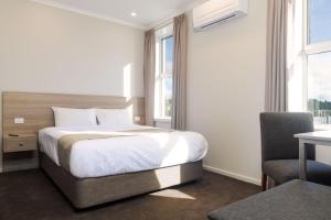 Postel nebo postele na pokoji v ubytování Somerset Hotel