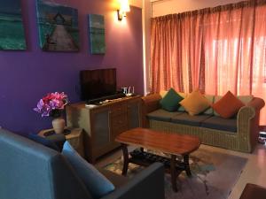 - un salon avec un canapé et une table dans l'établissement David beachside apartment, à Port Dickson