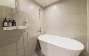The Van Hotel的一间浴室