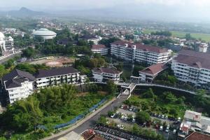 une vue aérienne sur une ville avec des bâtiments dans l'établissement Villa Murah di Malang, à Sengkaling