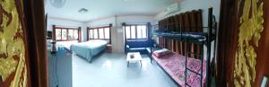 een kamer met een stapelbed en een wieg bij Khwahol Guesthouse in Don Sak