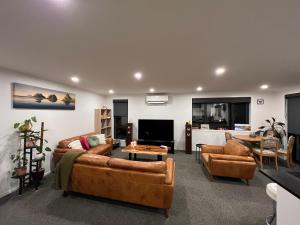 WaitaraConvenient and comfortable Waitara的有两张沙发和一台电视的客厅