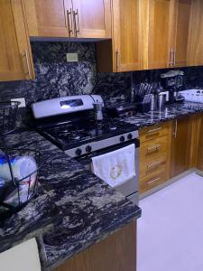 uma cozinha com um fogão e uma bancada em Boca del mar apartamento de lujo en boca chica em El Seis