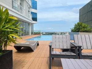 ダバオシティにあるInspiria Condominium Tower, beside Abreeza Ayala Mall, Davao Cityの建物のデッキに置かれた2つのベンチ