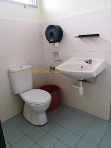 a bathroom with a toilet and a sink at Heart Bentong Guest House 文冬心宿民宿 Bentong Homestay in Bentong