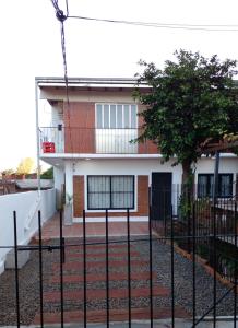 une maison avec une clôture devant dans l'établissement Hilda Roga, à Posadas