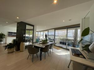 Gallery image of Lakeview Luxe - EV charger, Pool, Gym, Location + in Kingston  +65 photos